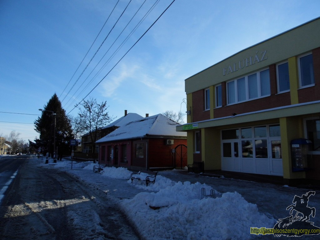 faluhaz.jpg